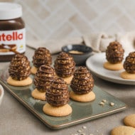 Nutella-Glas mit Löffel, dekorativ arrangiert für Produktwerbung.