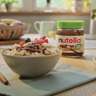 Veganer Porridge mit Nutella Plant-Based, Haferflocken und frischen Früchten.