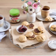 Dattelscones mit Nutella Plant-Based, saftig und goldbraun, serviert warm.