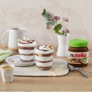Kokos-Tiramisu mit Nutella Plant-Based, geschichtete Creme und zarter Biskuitbasis.