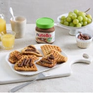 Süß-salzige Waffeln mit Nutella Plant-Based, Karamell und Meersalz-Spritzer.