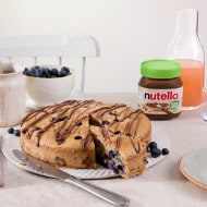 Veganer Blaubeerkuchen mit Nutella Plant-Based, goldener Kruste und frischen Beeren.