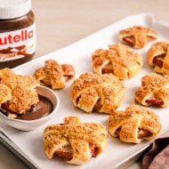 Nutella Glas mit Geschenkband, saisonale Werbefotografie für Weihnachten inszeniert.
