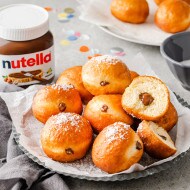 Bereinigtes Nutella Boom Bild: Glas mit Haselnüssen und rustikalem Styling.