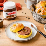 Bereinigtes Kampagnenbild: Nutella Glas mit Früchten, Löffel und Serviette.
