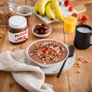 Weihnachtliches Banner: Pancakes mit Nutella, Bananen und Ahornsirup.