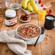 Weihnachtliches Banner: Pancakes mit Nutella, Bananen und Ahornsirup.