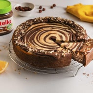 Nutella Boom Herbst Hero-Shot: Glas Nutella mit herbstlichen Früchten und Gebäck.