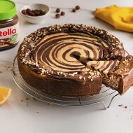 Nutella Boom Herbst Hero-Shot: Glas Nutella mit herbstlichen Früchten und Gebäck.