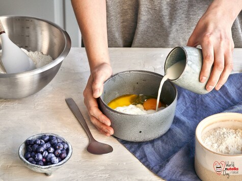 Joghurt- und Beeren-Pancakes mit nutella