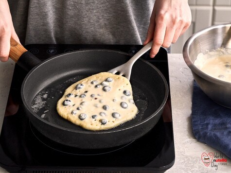 Joghurt- und Beeren-Pancakes mit nutella