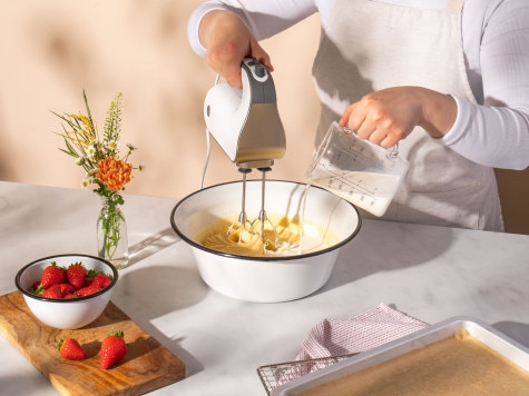 Rezept - Erdbeer-Poke Cake mit nutella® - Schritt 1