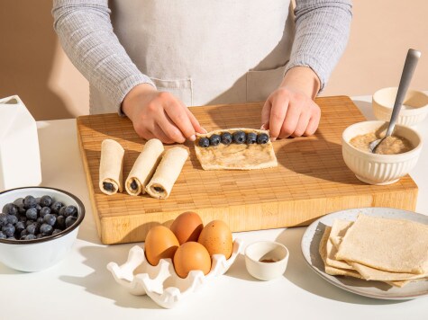 French Toast Rolls mit Blaubeeren und nutella® - Schritt 2 French Toast Rolls mit Blaubeeren und nutella® - Schritt 2