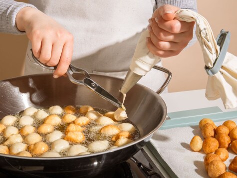Lokma (Sirupbällchen) mit gehackten Pistazien und nutella® - Schritt 2