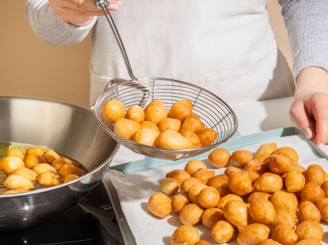 Lokma (Sirupbällchen) mit gehackten Pistazien und nutella® - Schritt 3