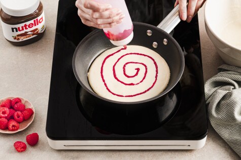 Pancake-Torte mit Himbeer-Swirl und nutella