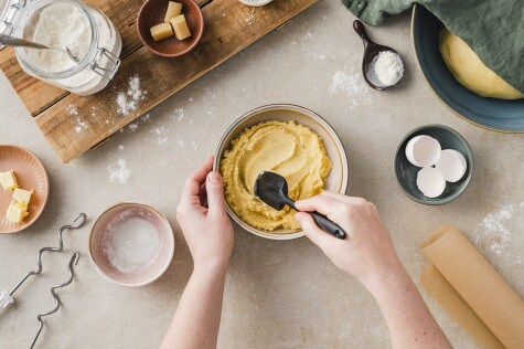 Marzipan-Hefe-Knoten mit nutella® - Schritt 2