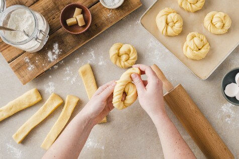 Marzipan-Hefe-Knoten mit nutella® - Schritt 3