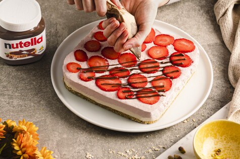 Rezept - nutella - No-Bake-Erdbeer-Kuchen mit nutella® - Schritt 3 Rezept - nutella - No-Bake-Erdbeer-Kuchen mit nutella® - Schritt 3