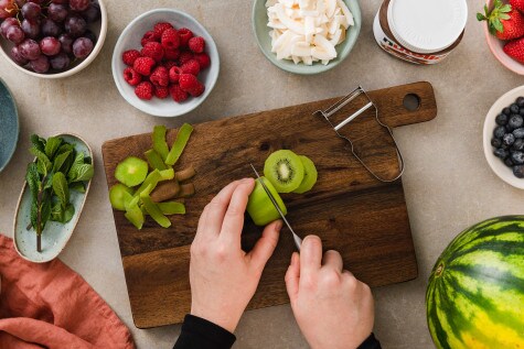 Vorbereitung der Früchte für die Wassermelonen-Pizza mit nutella®