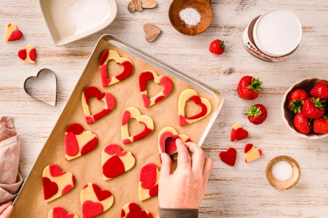 Nutella-Glas neben Pfannkuchenstapel, Ahornsirup und frischen Beeren, serviert.