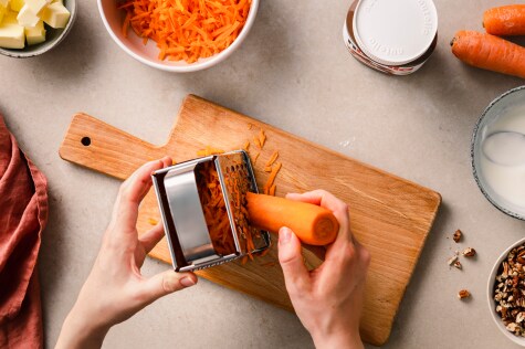 Frische Karotten zur Vorbereitung für Karottenkuchen mit nutella®