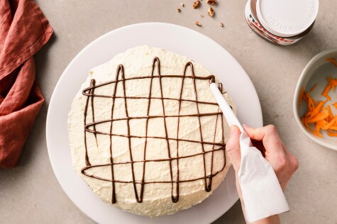 nutella® auf Karottenkuchen träufeln – Der letzte Schliff!