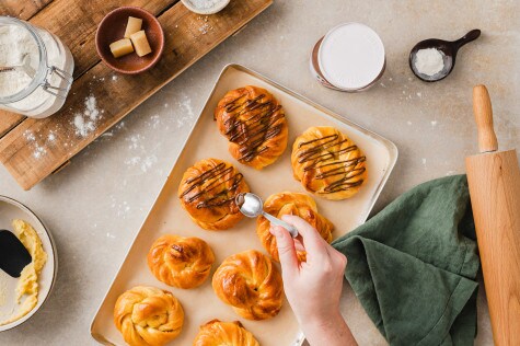 Marzipan-Hefe-Knoten mit nutella® - Schritt 5