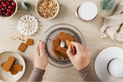Spekulatius-Kekse werden in einen Zerkleinerer gelegt und für das Dessert zu feinen Bröseln verarbeitet.
