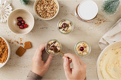 Die Dessertgläser werden mit Mascarpone-Creme, Kirschen und gehackten Haselnüssen befüllt. Mit einem Löffel wird nutella® darüber verteilt.