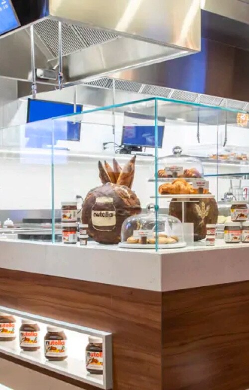 Innenansicht des Nutella Cafés mit Ladentheke und Produkten.