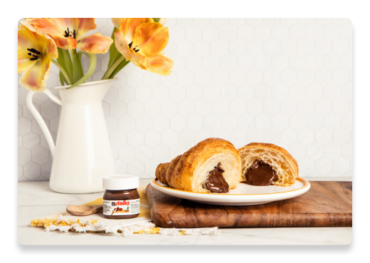 Frische Brioche und ein Mini-Nutella-Glas, ein Genuss im Café.
