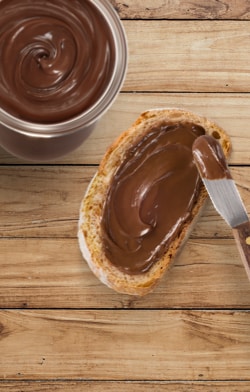 Werbekarte zum Thema Nutella und Brot, appetitlich angerichtet.