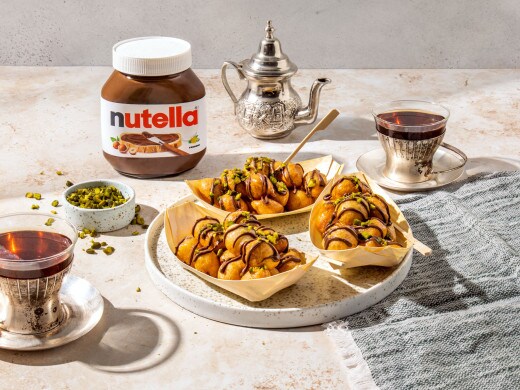 Lokma (Sirupbällchen) mit gehackten Pistazien und nutella®