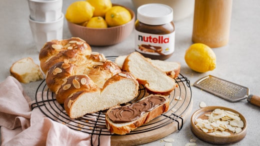 Osterzopf geflochten mit Nutellafüllung, goldbraun gebacken und serviert.