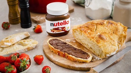 Topfgebackenes Weißbrot, in Scheiben geschnitten und mit Nutella bestrichen.