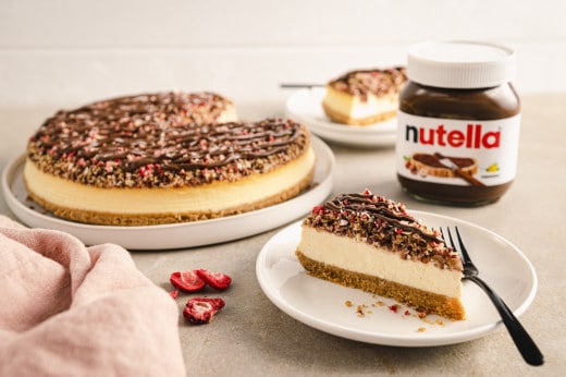 Nutella Kampagnenbild mit Glas, Löffel und rustikalem Holztisch arrangiert.