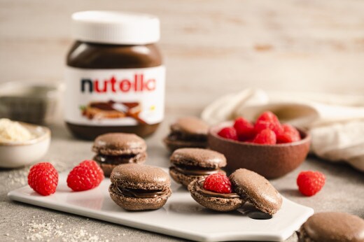 Nutella Werbeaufnahme: Glas Nutella, frische Früchte und Löffel dekorativ arrangiert.