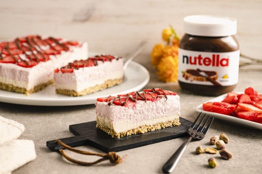 Nutella Glas mit Zutaten und Holzlöffel, stilvolle Produktaufnahme für Kampagne.