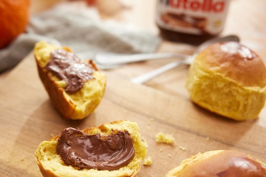 Kürbis-Brioche gefüllt mit Nutella, goldbraun gebacken und servierfertig.