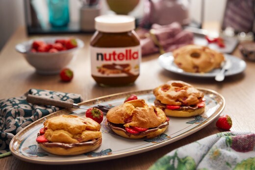 Erdbeer-Bagels bestrichen mit Nutella, belegt mit frischen Erdbeerscheiben.