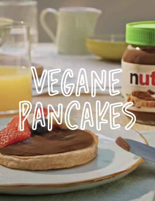 Vegane Pancakes mit pflanzenbasiertem Nutella-Alternativaufstrich, Rezept-Screenshot serviert auf Teller.