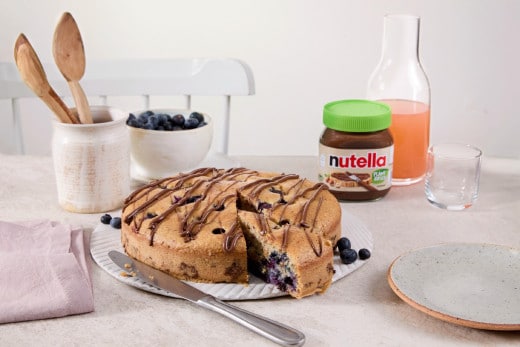 Veganer Blaubeerkuchen mit Nutella Plant-Based, goldener Kruste und frischen Beeren.