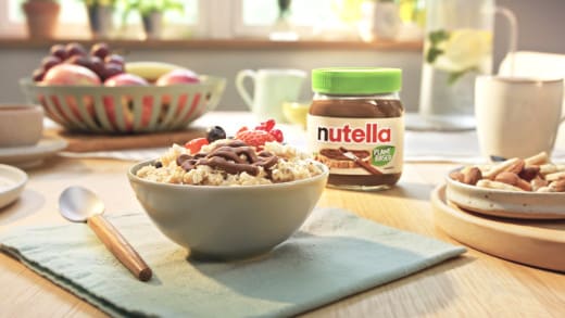 Heller veganer Porridge mit Nutella Plant-Based, Hafer und frischen Früchten.