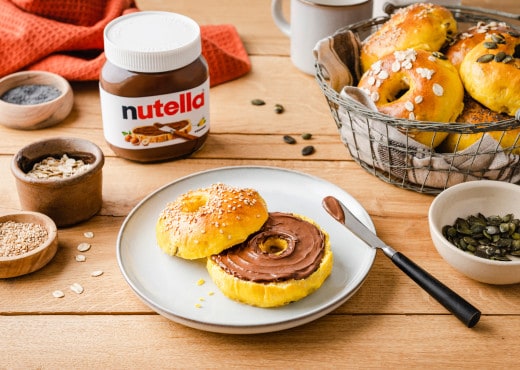 Bereinigtes Kampagnenbild: Nutella Glas mit Früchten, Löffel und Serviette.