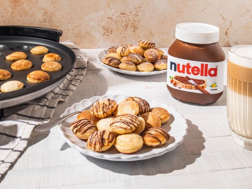 Poffertjes (Mini-Pfannkuchen) mit Puderzucker und nutella®