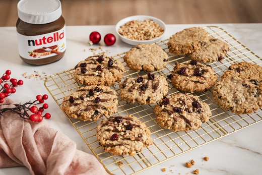 Haferkekse mit Haselnüssen, Cranberries und Nutella-Füllung, goldbraun serviert.