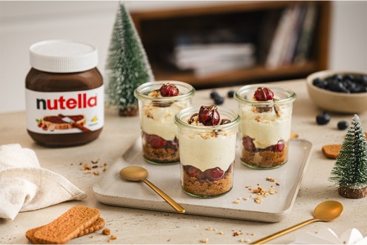 Winterliches Schichtdessert mit Nutella, Beeren, cremigen Schichten und knusprigem Keksboden.
