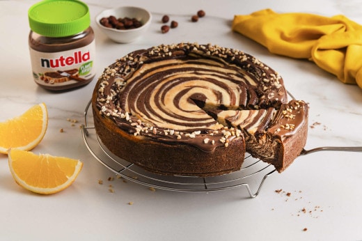 Nutella Boom Herbst Hero-Shot: Glas Nutella mit herbstlichen Früchten und Gebäck.