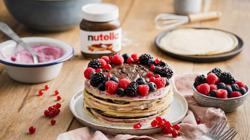 Crêpe-Torte mit Beeren-Creme und nutella®